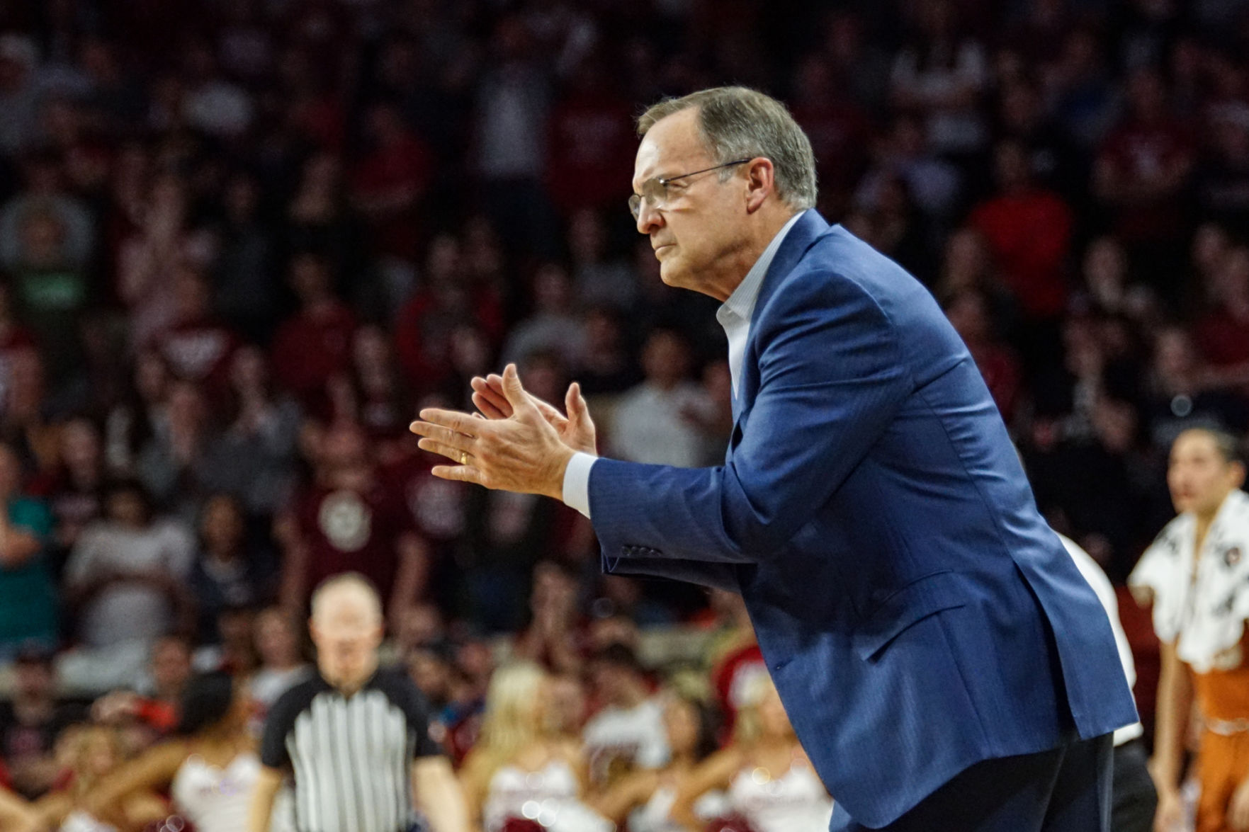 Lon Kruger claps